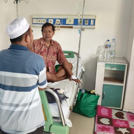 Pambakal Desa Gunung Ulin  Bersama Perangkat Desa dan BPD Berikan Santunan Warga Sakit